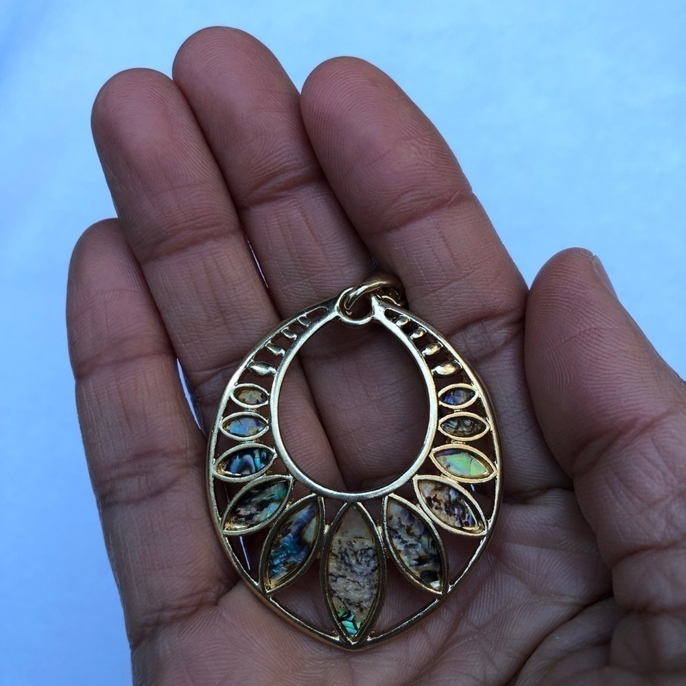 NWOT | Colorful Hollow Retro Pendant & Necklace - Picture 6 of 7